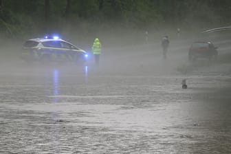 Überflutete Straße bei Detmold: Die Stadt und das benachbarte Lage traf das Unwetter besonders schwer.