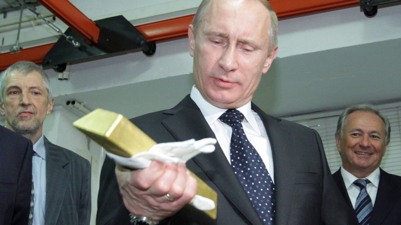 Russlands Diktator Wladimir Putin im Jahr 2011 bei der Besichtigung eines Goldbarrens in der russischen Zentralbank in Moskau.
