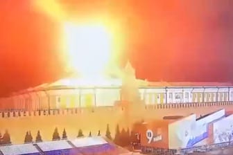 Explosion über dem Dach eines Kreml-Gebäudes: Noch ist unklar, wer die Drohnen Richtung Kreml gesteuert hat.
