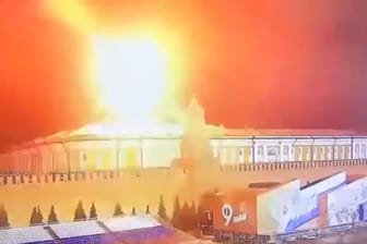 Explosion über dem Dach eines Kreml-Gebäudes.