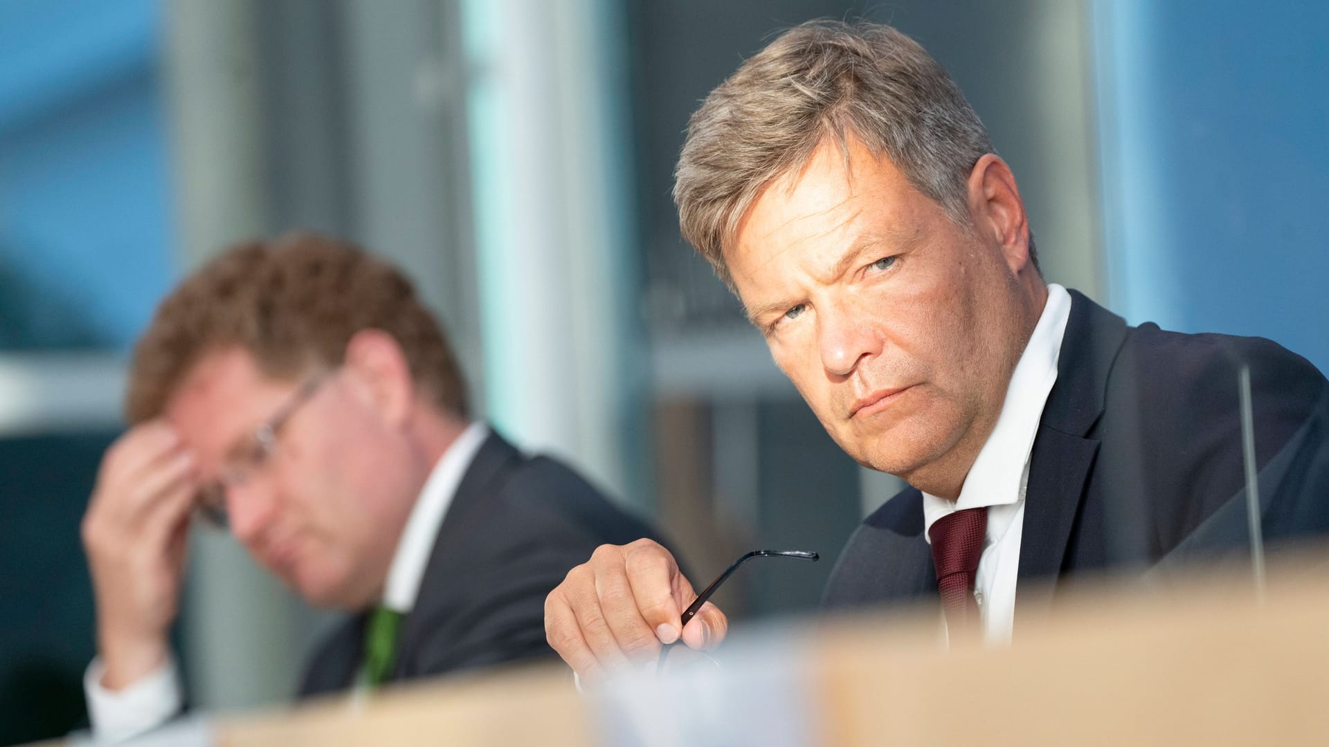 Bundeswirtschaftsminister Robert Habeck seinem Staatssekretär Patrick Graichen im Hintergrund