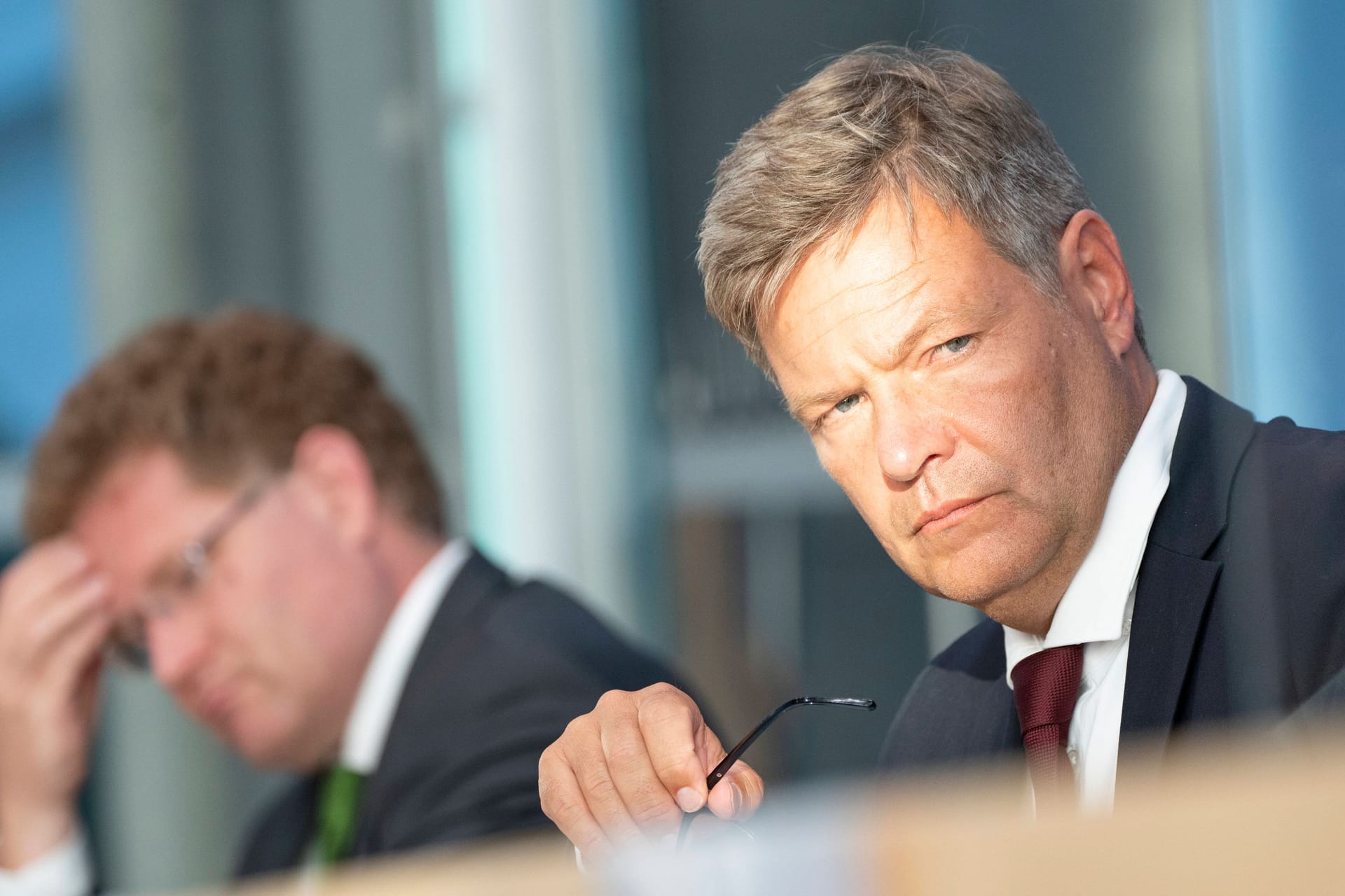 Bundeswirtschaftsminister Robert Habeck seinem Staatssekretär Patrick Graichen im Hintergrund