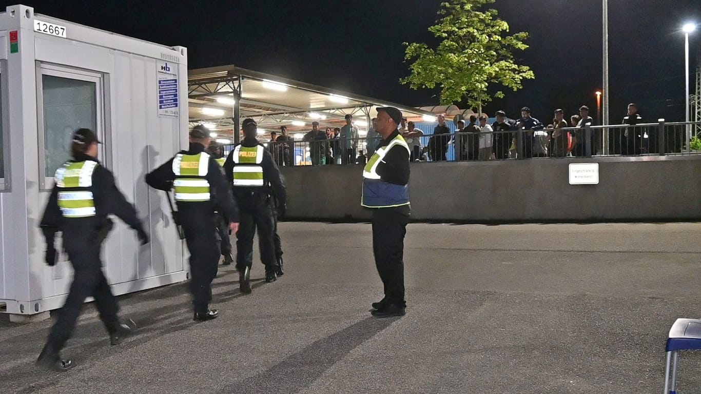 Polizeieinsatz an der Flüchtlingsunterkunft Schlachthofstraße: Dort kommt es immer wieder zu Gewalt.
