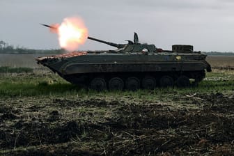Ein ukrainischer Schützenpanzer feuert auf russische Stellungen in der Nähe von Awdiwka in der Region Donezk: Russland hat nach Einschätzung der in der Ukraine schwere Verluste erlitten.