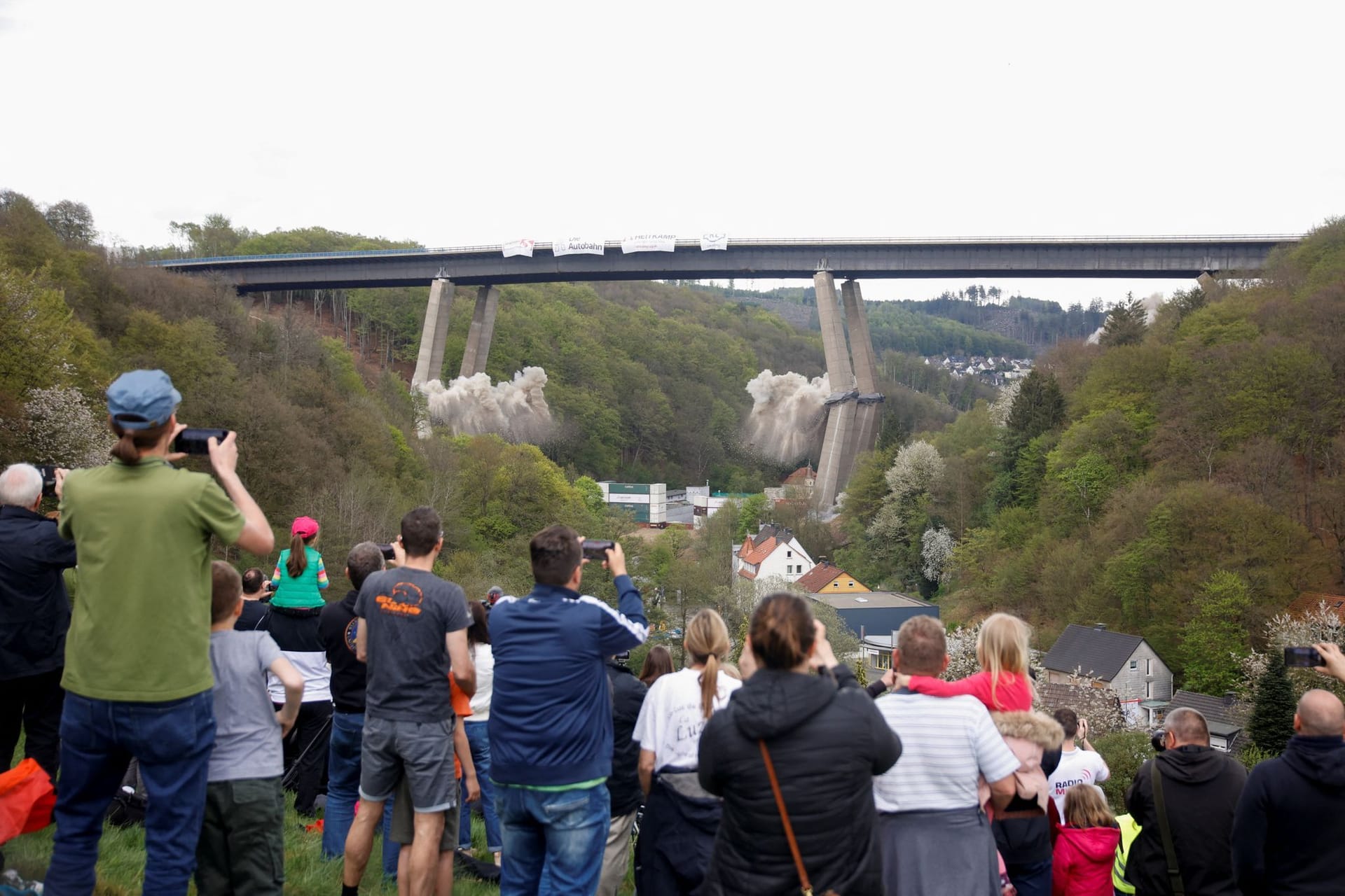 Die marode Talbrücke Rahmede der Autobahn 45 bei Lüdenscheid: Die Brücke ist erfolgreich gesprengt worden.