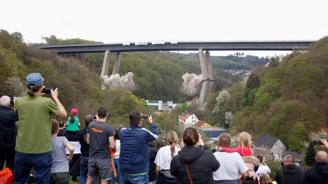 Die marode Talbrücke Rahmede der Autobahn 45 bei Lüdenscheid: Die Brücke ist erfolgreich gesprengt worden.