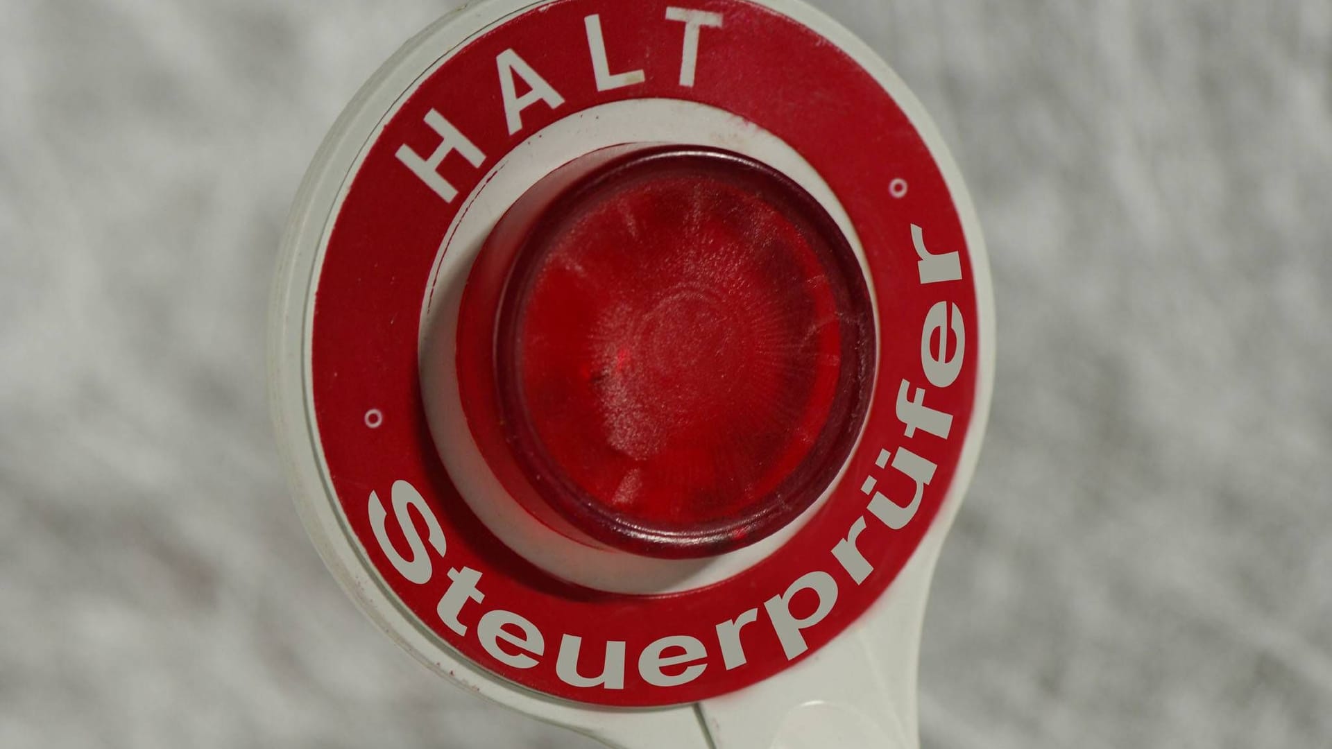 Der hessische Landeschef der Deutschen Steuergewerkschaft soll betrogen haben: Er selbst spricht von einer Intrige. Der hessische Landeschef der Deutschen Steuergewerkschaft soll betrogen haben: Er selbst spricht von einer Intrige.