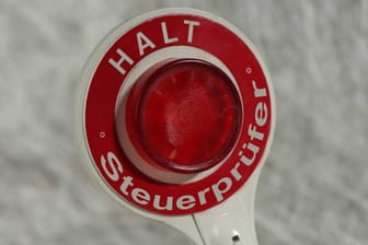 Der hessische Landeschef der Deutschen Steuergewerkschaft soll betrogen haben: Er selbst spricht von einer Intrige.