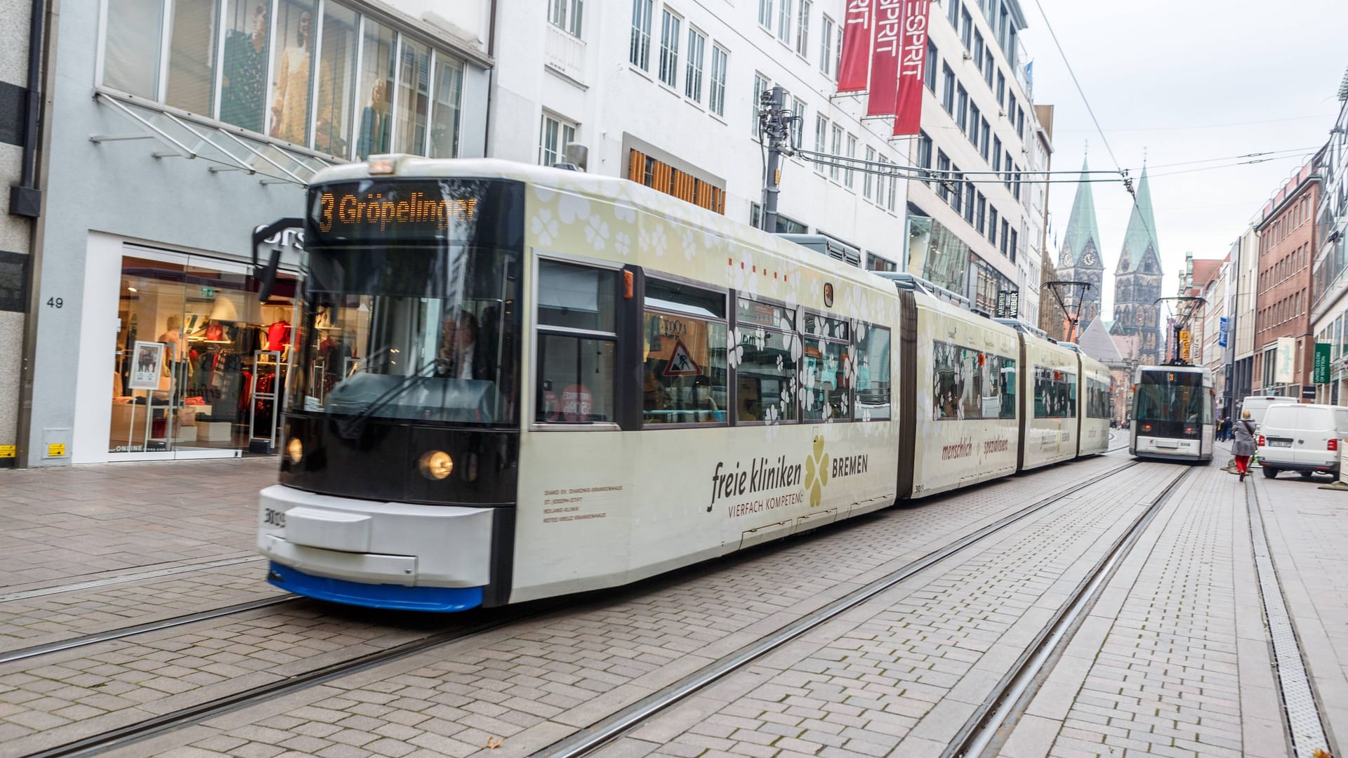 Eine Straßenbahn der BSAG Richtung Gröpelingen (Symbolbild): Ein im Weg stehender Twingo blockierte die Weiterfahrt. Eine Straßenbahn der BSAG Richtung Gröpelingen (Symbolbild): Ein im Weg stehender Twingo blockierte die Weiterfahrt.