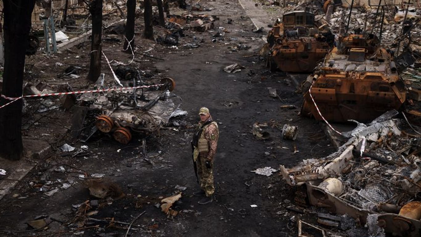 Zerstörte russische Panzer im ukrainischen Butscha: Kiew möchte weitere Teile ihres Staatsgebiet von den russischen Truppen befreien.