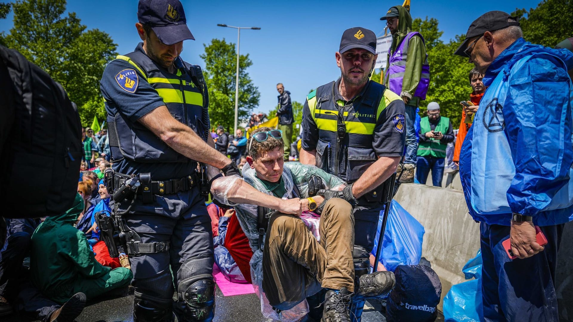 Die niederländische Polizei trägt Aktivisten von Extinction Rebellion weg: Sie hatten die A12 in Den Haag blockiert.