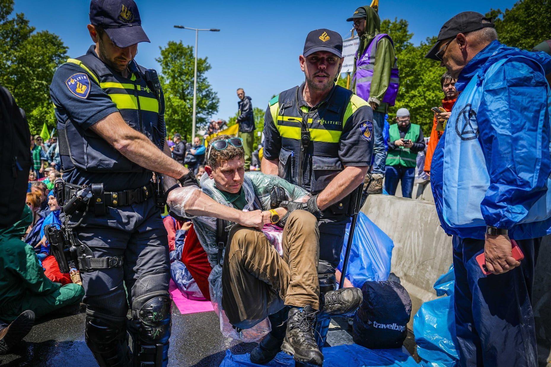 Die niederländische Polizei trägt Aktivisten von Extinction Rebellion weg: Sie hatten die A12 in Den Haag blockiert.