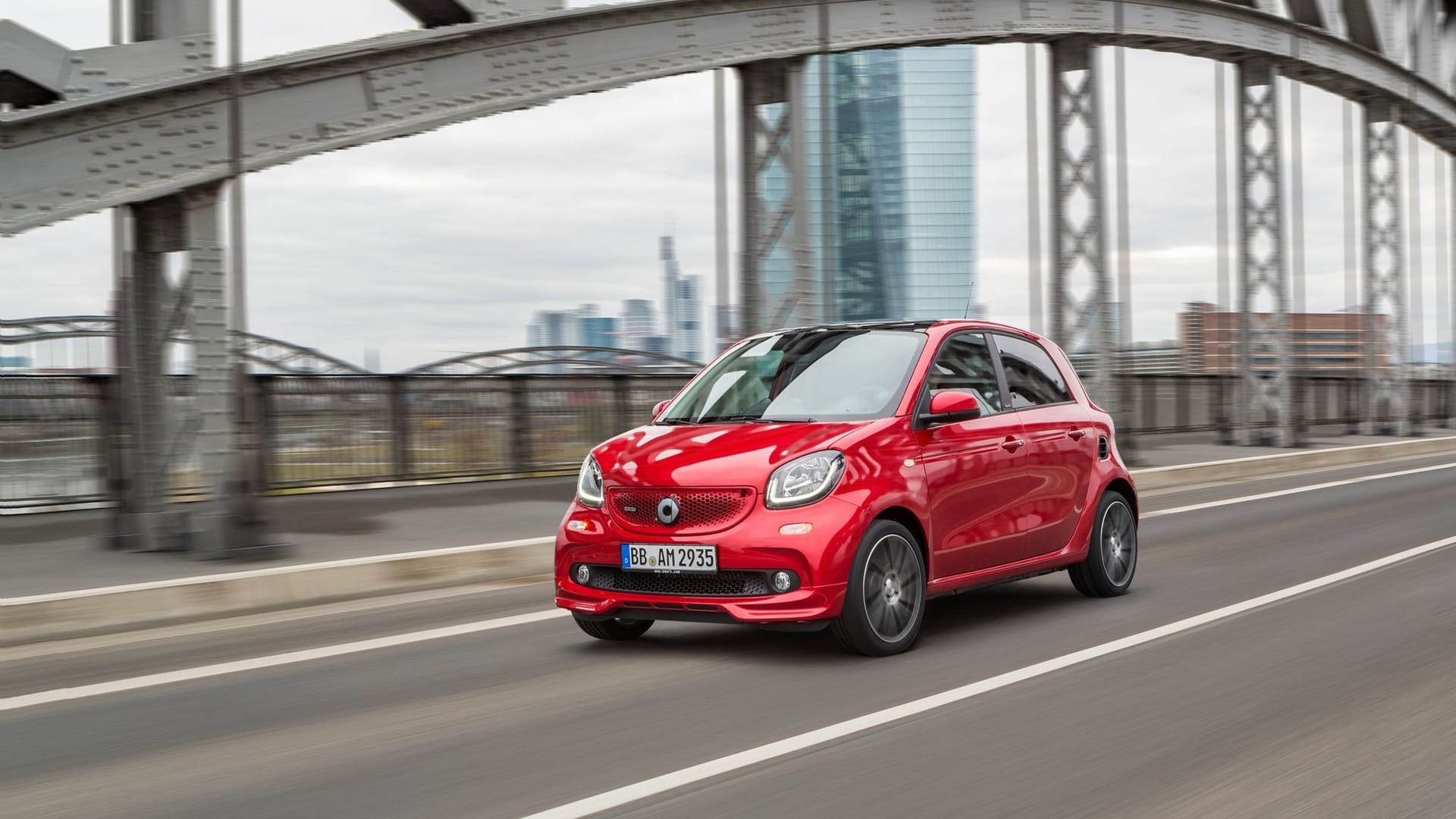 Ein Smart Forfour auf einer Brücke: Vom Kleinwagen legte Smart auch eine Version in Zusammenarbeit mit dem Tuner Brabus auf.