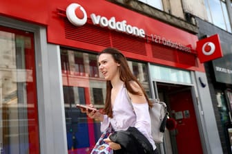 Der Mobilfunkanbieter "Vodafone" (Symbolbild) will 11.000 Stellen abbauen. "Wir werden unsere Organisation vereinfachen, um unsere Wettbewerbsfähigkeit wiederzuerlangen", so die Konzernchefin.