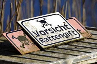 Ein Warnschild mit der Aufschrift "Vorsicht Rattengift" (Symbolbild): Ein 62-Jähriger ist festgenommen worden, weil ihm Mordversuche vorgeworfen werden.