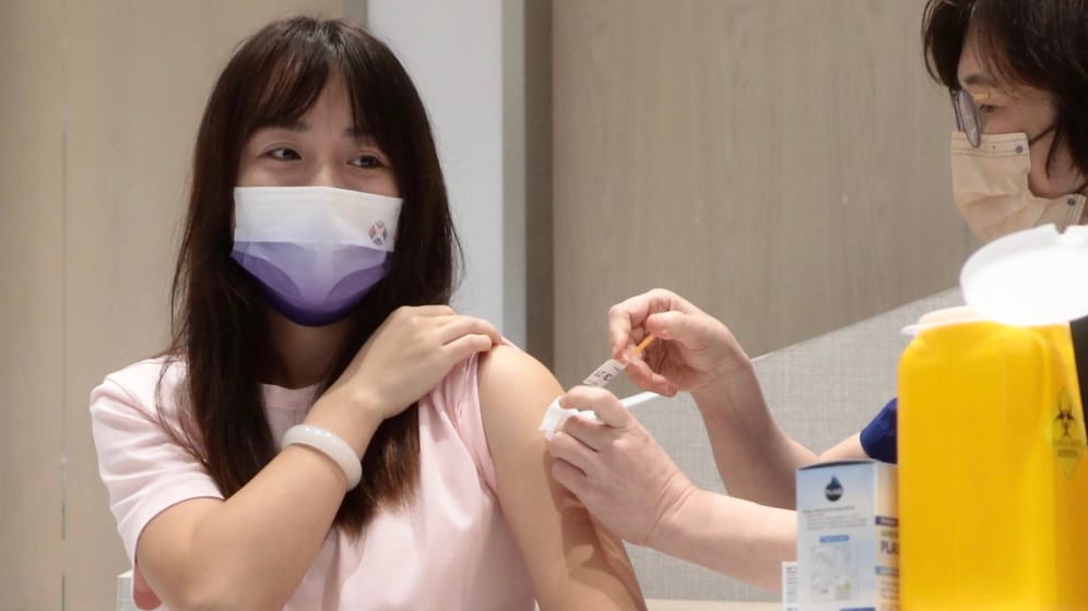 Corona-Impfung in China: Das Land hat gegen eine Omikron-Variante zu kämpfen.