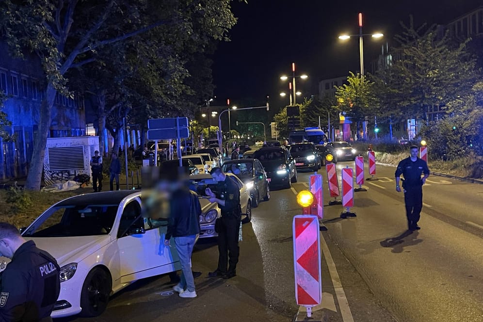 Polizeieinsatz in Stuttgart: Am Sonntagabend kam es auf der Theodor Heuss Strasse zu Ausschreitungen.