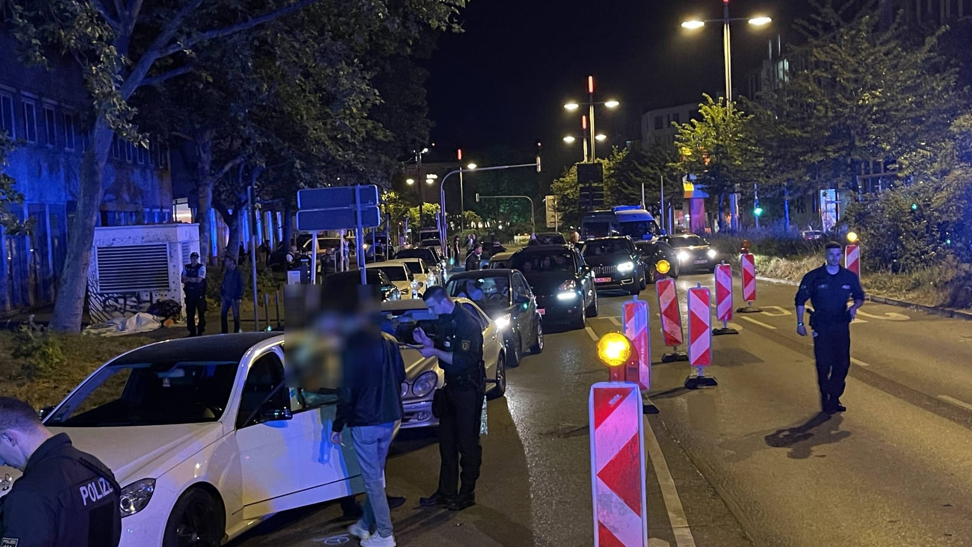 Polizeieinsatz in Stuttgart: Am Sonntagabend kam es auf der Theodor Heuss Strasse zu Ausschreitungen. Polizeieinsatz in Stuttgart: Am Sonntagabend kam es auf der Theodor Heuss Strasse zu Ausschreitungen.