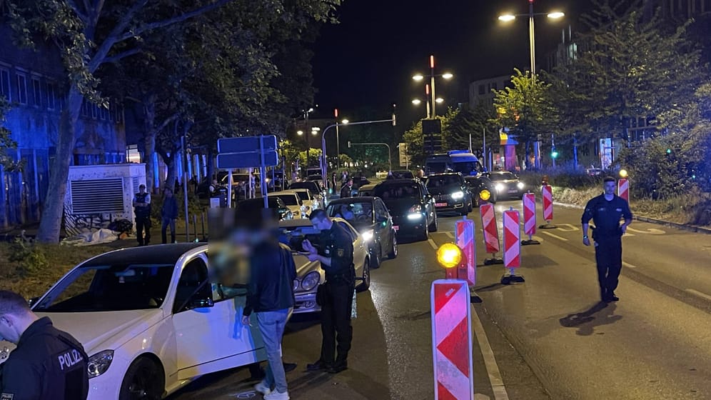 Polizeieinsatz in Stuttgart: Am Sonntagabend kam es auf der Theodor Heuss Strasse zu Ausschreitungen.