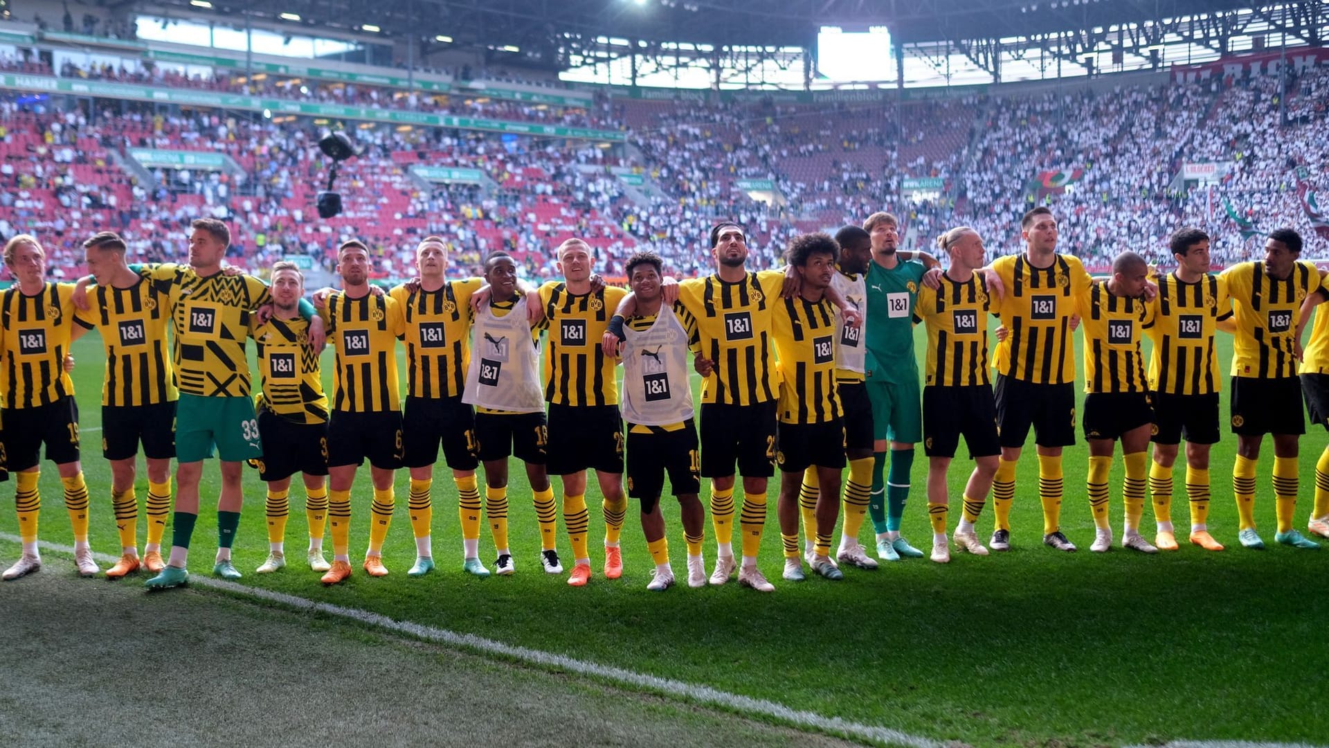 Die Spieler von Borussia Dortmund: Die Mannschaft ließ sich nach dem 3:0 in Augsburg von ihren mitgereisten Fans feiern.