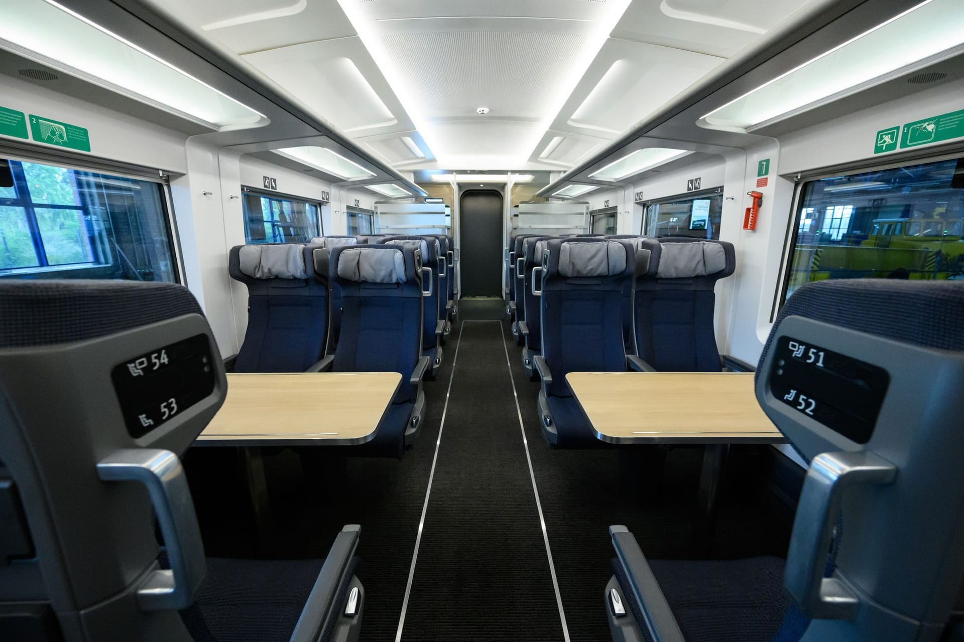 Ein Wagen des neuen Modells steht bei der Vorstellung des neuen "ICE L" durch die Deutsche Bahn im Bahnwerk Grunewald: Die Züge "ICE 3 Neo" hat die Bahn bereits im Einsatz. Ein Wagen des neuen Modells steht bei der Vorstellung des neuen "ICE L" durch die Deutsche Bahn im Bahnwerk Grunewald: Die Züge "ICE 3 Neo" hat die Bahn bereits im Einsatz.