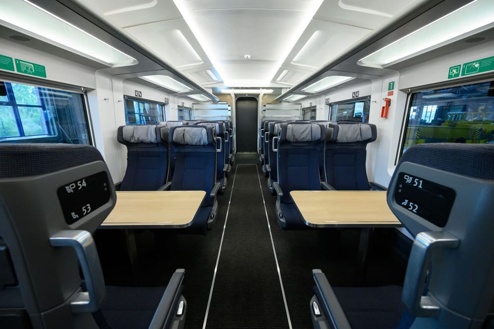 Ein Wagen des neuen Modells steht bei der Vorstellung des neuen "ICE L" durch die Deutsche Bahn im Bahnwerk Grunewald: Die Züge "ICE 3 Neo" hat die Bahn bereits im Einsatz.