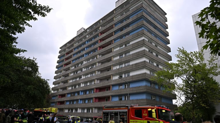 Blast at apartment building injures German police, firefighters