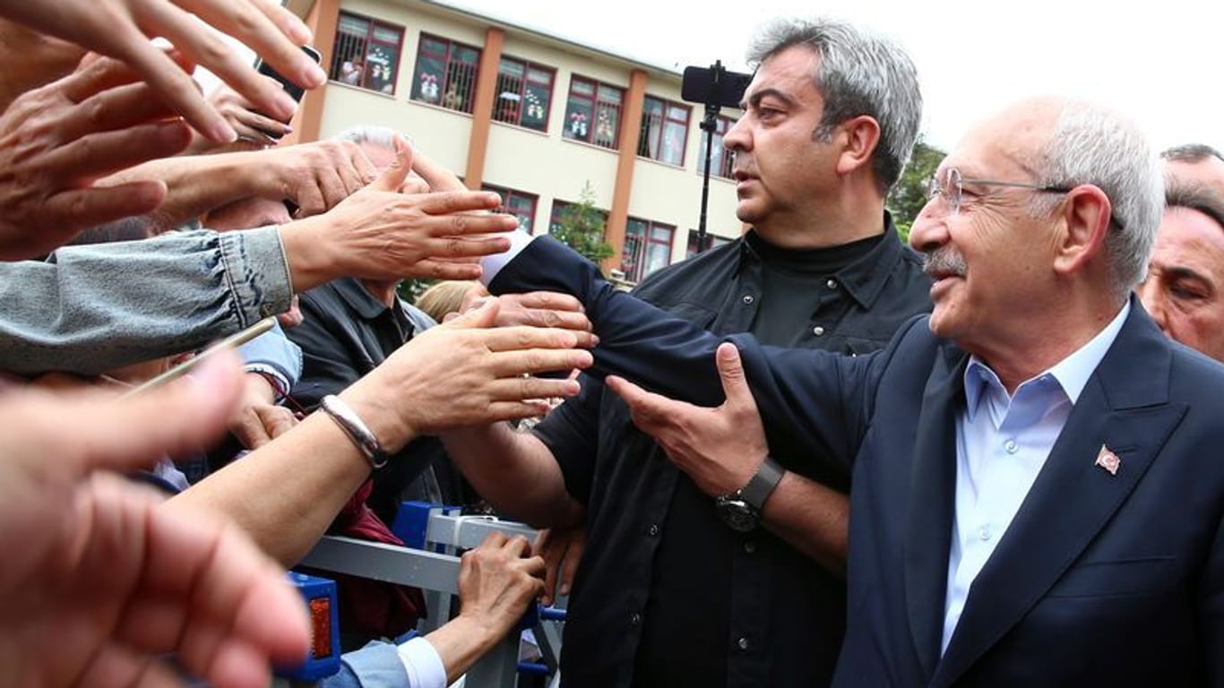 Ankara: Kemal Kilicdaroglu (r) schüttelt nach der Stimmabgabe in einem Wahllokal seinen Anhängern die Hände.