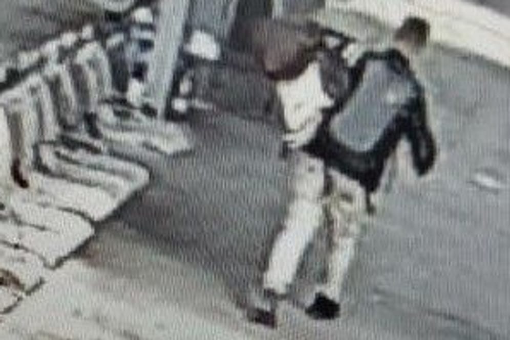 Der Dieb auf der Flucht: Weit kam er mit dem geklauten MacBook im Rucksack nicht.