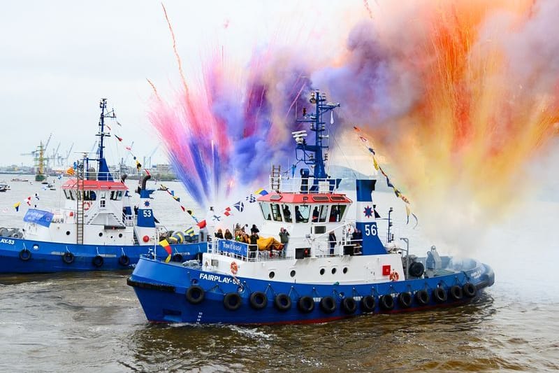 Bunte Pyrotechnik wird beim Schlepperballetts gezündet: Der Hafengeburtstag ist schon lang nicht mehr für die Hamburger.