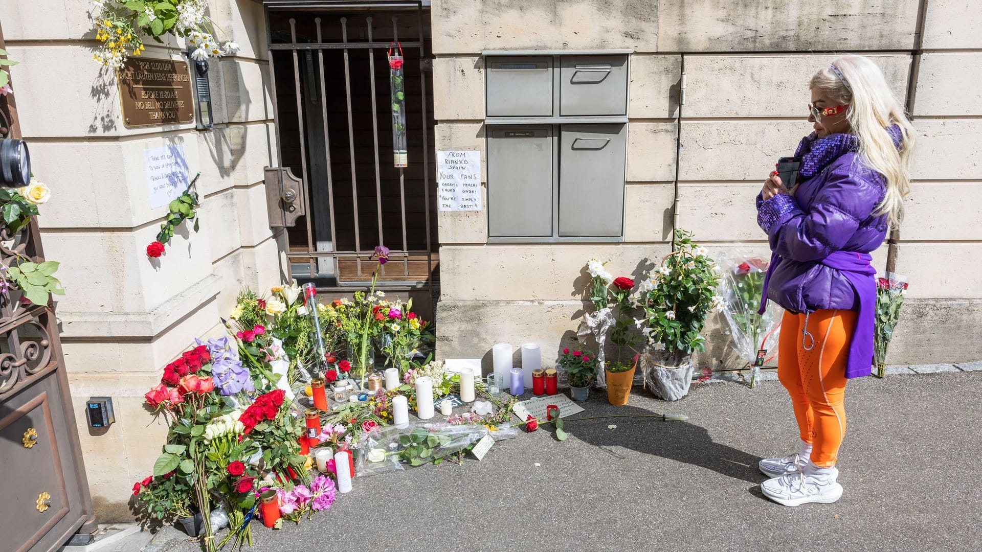 Das Tor der Villa in Küsnacht: Fans der Sängerin legten hier Blumen ab.