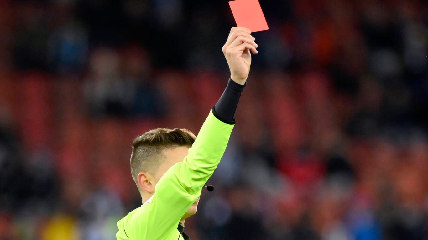Ein Schiedsrichter zeigt eine Rote Karte: In Österreich pfeift ein 14-Jähriger.