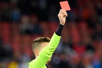Ein Schiedsrichter zeigt eine Rote Karte: In Österreich pfeift ein 14-Jähriger.