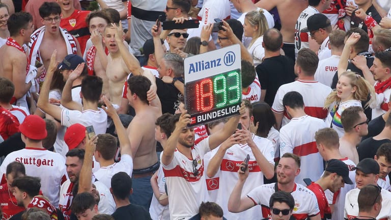 Ein VfB-Fan reckt die Anzeigetafel mit der 1893 in die Höhe: Szenen wie diese sind vom VfB nicht gewollt, wie es heißt.