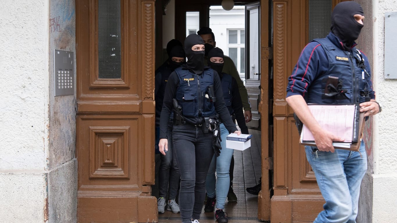 Polizeibeamte verlassen nach der Razzia einer Wohnung der "Letzter Generation" das Haus. Auch das Haus von Carla Hinrichs in Berlin war betroffen.