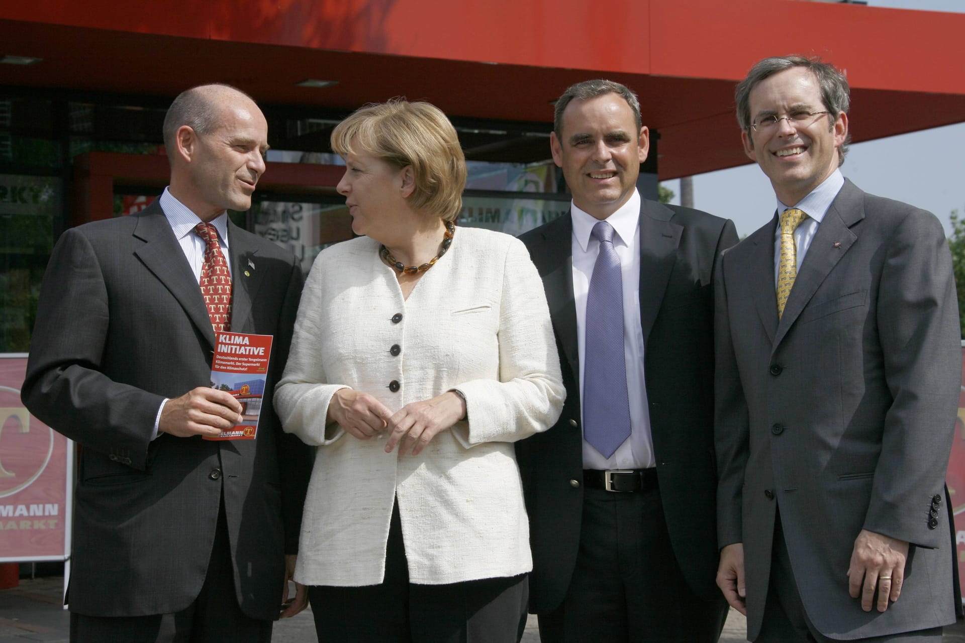 Die Tengelmann-Brüder mit der Kanzlerin: Angela Merkel (CDU) und Karl-Erivan, Georg und Christian Haub (v.l.n.r.) 2009 bei der Eröffnung eines CO2-freien Supermarkts.