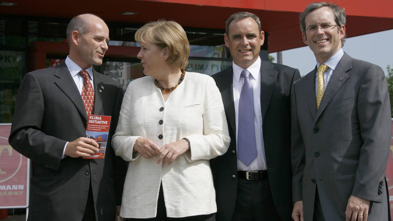 Die Tengelmann-Brüder mit der Kanzlerin: Angela Merkel (CDU) und Karl-Erivan, Georg und Christian Haub (v.l.n.r.) 2009 bei der Eröffnung eines CO2-freien Supermarkts.