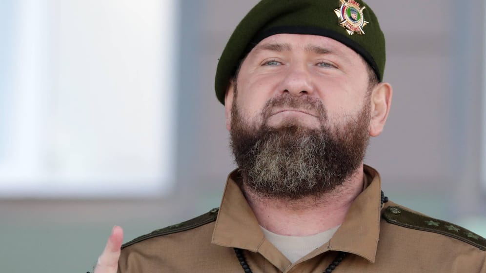 Der tschetschenische Gewaltherrscher Ramzan Kadyrow bei einer Parade zu Ehren des 70. Geburtstages von Russlands Machthaber Wladimir Putin in Grosny (Archivbild).