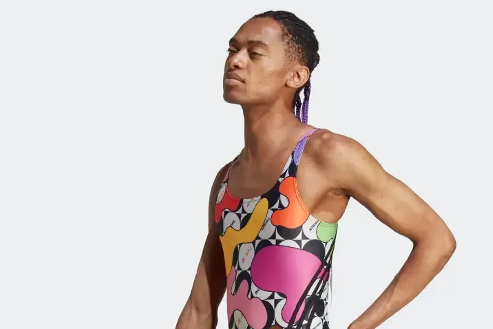 Das Adidas-Model trägt einen Badeanzug: Viele Menschen kritisieren das Unternehmen.