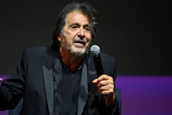Al Pacino: Er wird mit 83 Jahren noch einmal Vater, die Mutter des Kindes, Noor Alfallah, ist 29 Jahre alt.