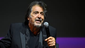 Al Pacino: Er wird mit 83 Jahren noch einmal Vater, die Mutter des Kindes, Noor Alfallah, ist 29 Jahre alt.