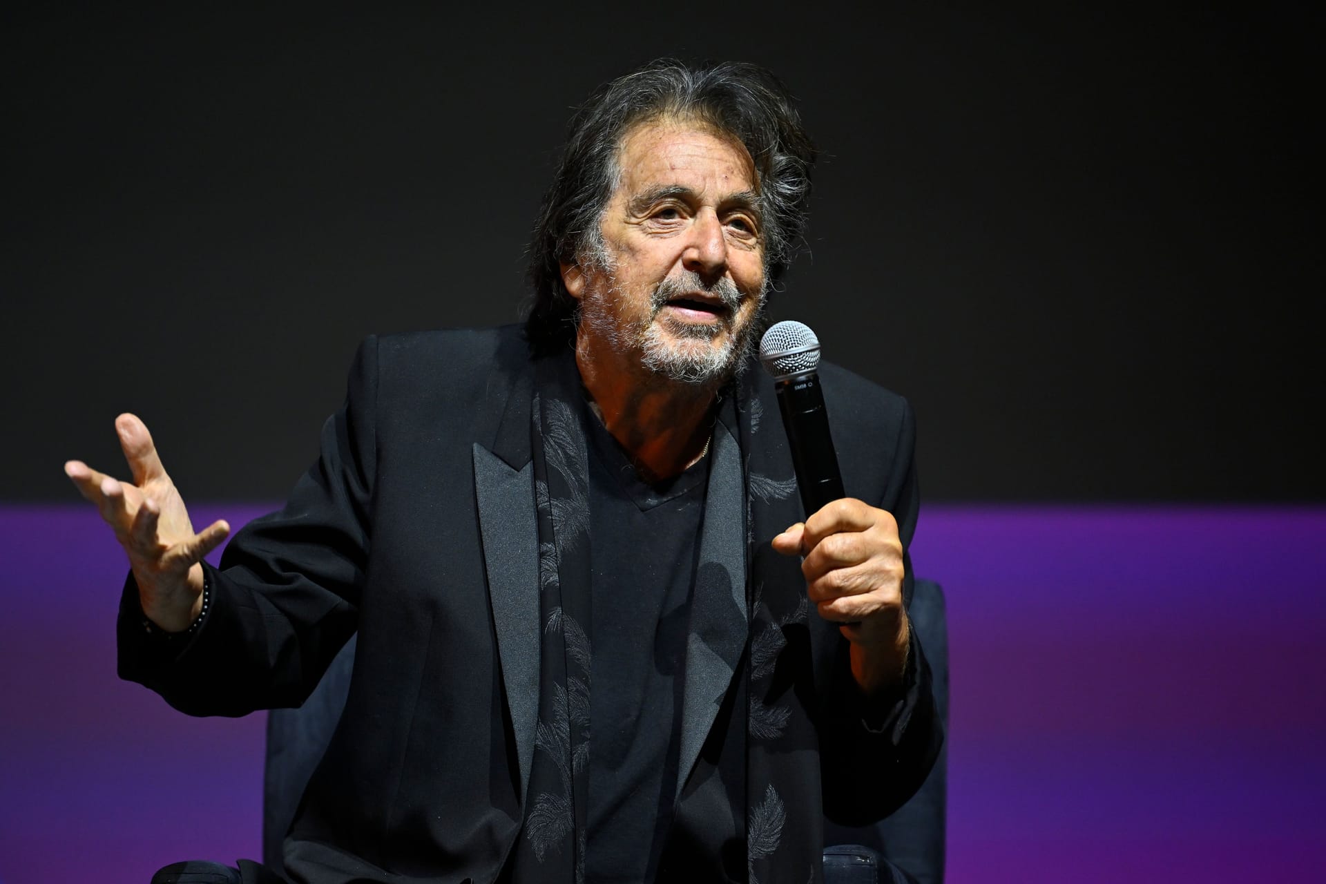 Al Pacino: Er wird mit 83 Jahren noch einmal Vater, die Mutter des Kindes, Noor Alfallah, ist 29 Jahre alt.