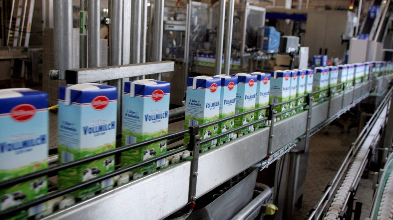 Campina-Milchwerk in Köln (Symbolbild): Milchverpackungen rollen über das Fließband.