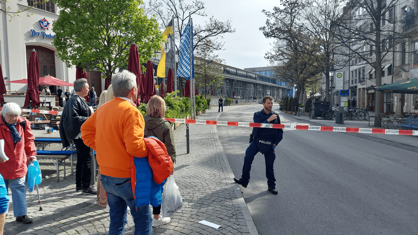 Der Bereich rund um die Münchner Schrannenhalle am Viktualienmarkt ist derzeit gesperrt: Noch ist die Lage undurchsichtig.