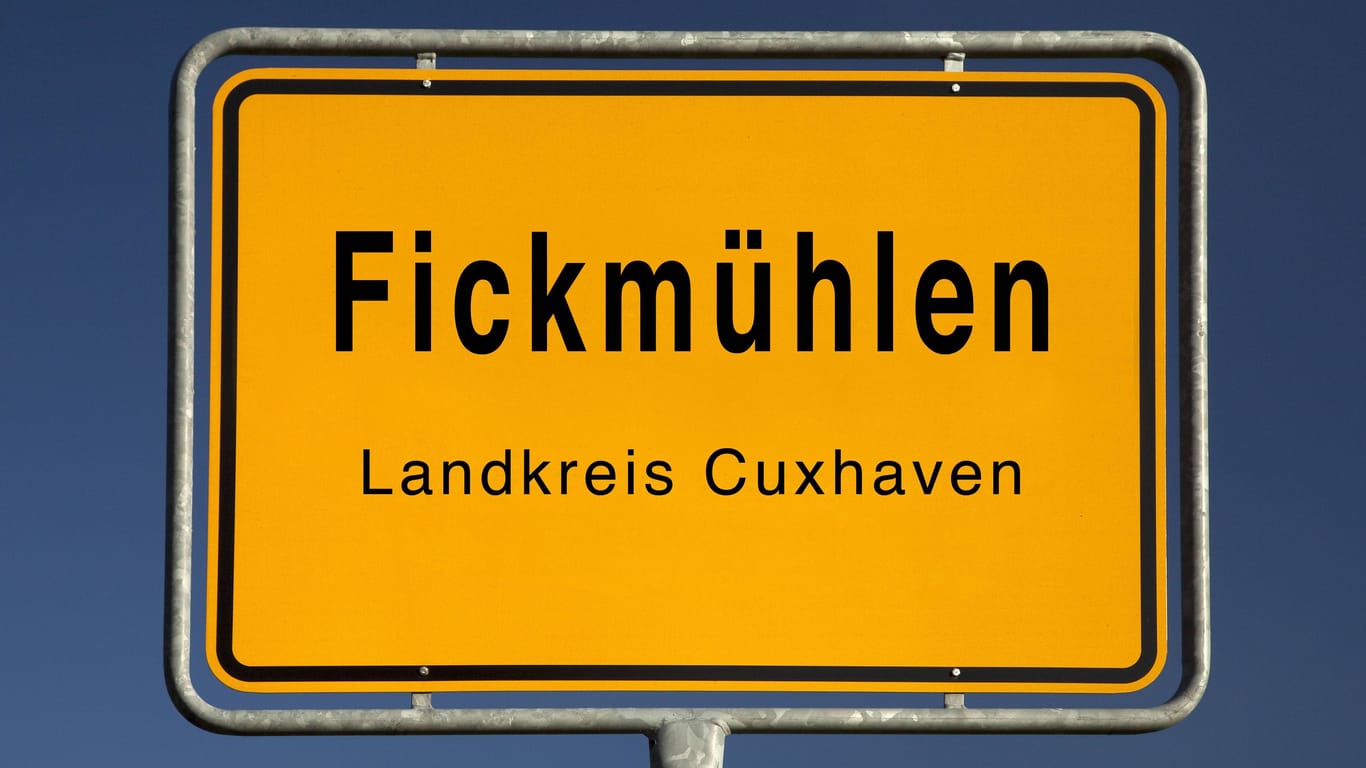 Ortseingangsschild von Fickmühlen im Landkreis Cuxhaven: Die Orte Flögeln und Drangstedt sind gleich nebenan.