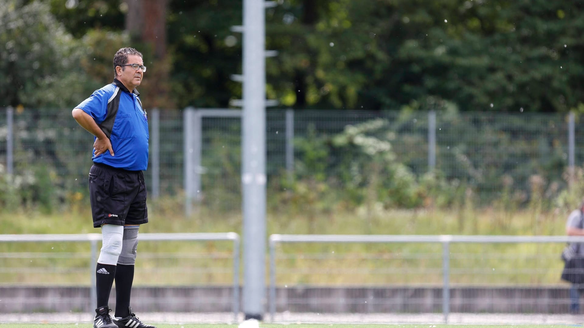 Ein Schiedsrichter bei einem Kreisliga-Spiel (Symbolbild): Nicht nur in Bayern stehen immer weniger Schiedsrichter zur Verfügung.