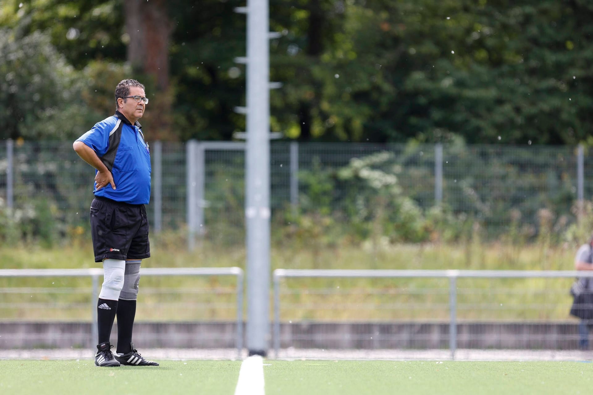 Ein Schiedsrichter bei einem Kreisliga-Spiel (Symbolbild): Nicht nur in Bayern stehen immer weniger Schiedsrichter zur Verfügung.