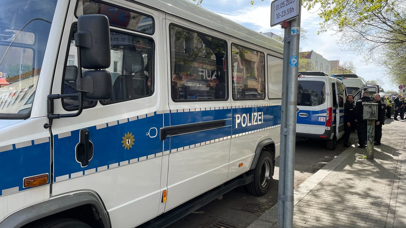 Mannschaftswagen der Polizei vor dem Start der 1. Mai-Demo in Berlin-Kreuzberg.