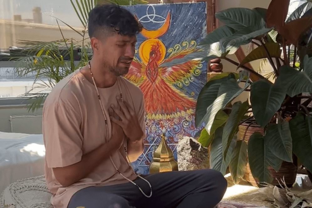 Julian Zietlow bei einer Meditation