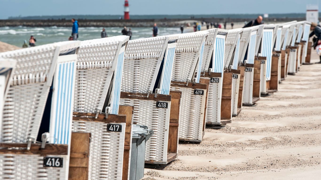 Strandkörbe stehen am Ostseestrand in Warnemünde: Der Tourismusbranche fehlen weiter Fachkräfte.